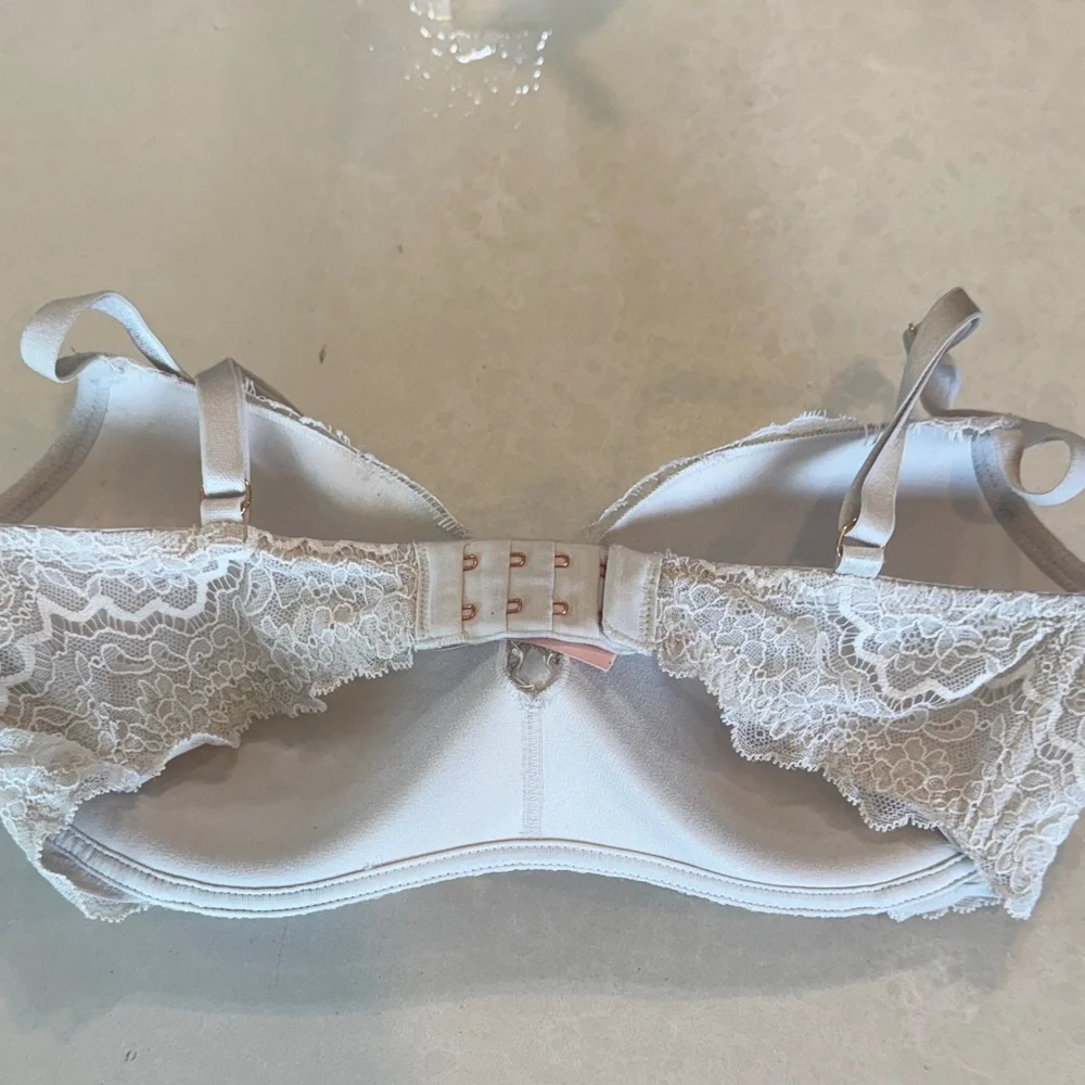 Victoria Secret Elegant White Lace Bra - Picture 4 of 4